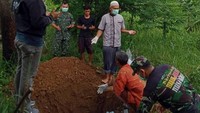 Polisi menduga kerangka yang ditemukan dalam kondisi berserakan itu adalah seorang perempuan yang selama ini tinggal sendirian di pinggir hutan. Istimewa/Dok. Polres Pemalang.