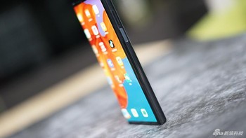 Selain itu di bagian lipatan layar, Huawei juga menyematkan dua lapisan film poliamida yang direkatkan. Foto: Sina Mobile