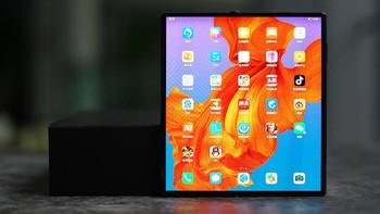 Saat dibentangkan ukuran layarnya 8 inch dengan resolusi 2.480 x 2.200 pixel. Foto: Sina Mobile