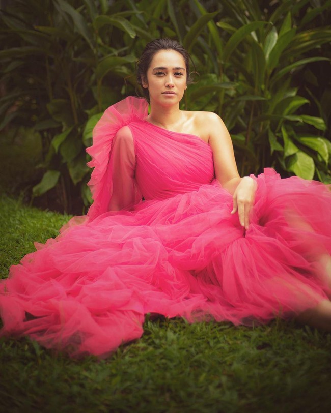 Bintang serial Grisse itu pun ingin mematahkan stigma bahwa orang yang memiliki bulu ketiak artinya orang yang jorok. Kenapa orang berpikiran kalau punya hair armpits its gross. No, its natural. Hair armpits itu nggak bikin bau, itu something natural, ujar Alex.  Foto: dok. Instagram