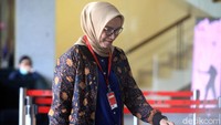 Wahyu dijerat saat menjabat Komisioner KPU, sedangkan Agustiani disebut sebagai orang kepercayaan Wahyu yang juga merupakan mantan anggota Badan Pengawas Pemilu (Bawaslu). Lalu, Saeful hanya disebut KPK sebagai swasta dan Harun adalah bekas caleg PDIP.