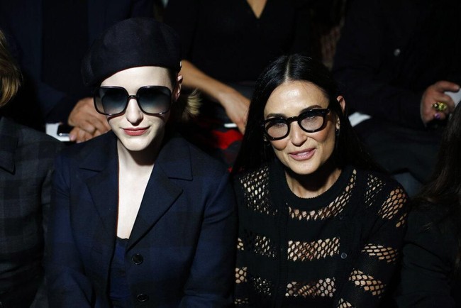 Sebagai tamu penting, Demi Moore mendapat tempat duduk di barisan depan (front row). Ia duduk di samping aktris muda Rachel Brosnahan. (Foto: AP Photo)