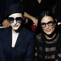 Sebagai tamu penting, Demi Moore mendapat tempat duduk di barisan depan (front row). Ia duduk di samping aktris muda Rachel Brosnahan. (Foto: AP Photo)