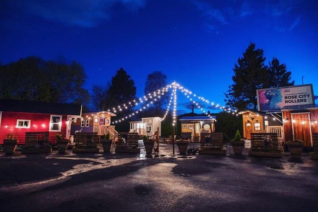 Berbeda dengan hotel kebanyakan, hotel unik yang satu ini terlihat seperti rumah mini. Hotel bernama Tiny Digs Hotel ini menawarkan sensasi menginap di rumah mungil bergaya Victoria. Hotel rumah mini ini terletak di Portland, Amerika Serikat. Foto: alino