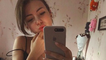 Saat berpose dengan iPhone di depan kaca. Foto: Instagram