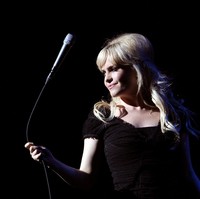 Lama tak terdengar kabarnya, penyanyi Inggris Duffy muncul lagi dengan kabar yang mengejutkan. Perempuan kelahiran Wales, Inggris, 35 tahun lalu ini, curhat kepada 33 ribu pengikutnya di Instagram, Selasa (25/2/2020), dan mengaku dirinya sebagai korban pemerkosaan. (Foto: Getty Images)