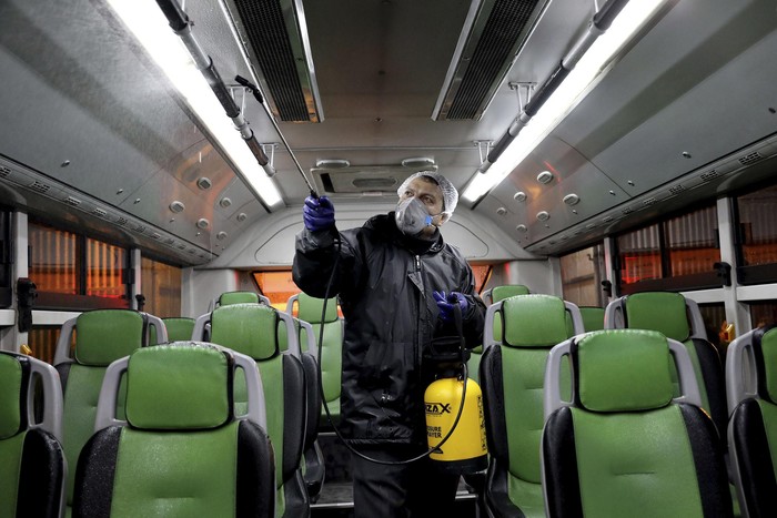 Iran 'Perangi' Penyebaran Virus Corona Korban meninggal akibat virus corona di Iran bertambah menjadi 15 orang. Untuk mengantisipasi bertambahnya korban, Iran melakukan penyemprotan disinfektan di sejumlah lokasi.