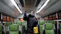 Otoritas Iran mengambil langkah-langkah pencegahan dengan menyemprotkan disinfektan ke angkutan umum di Teheran. AP Photo/Ebrahim Noroozi.