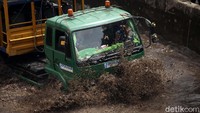 Dengan tancap gas mereka berhasil melibas banjir tersebut.