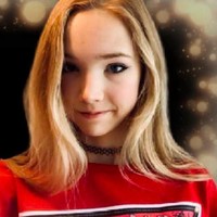 Terdengar kurang memihak keberlangsungan alam, Naomi yang pernah jadi aktivis yang memberi peringatan tentang iklim ini mungkin terlihat jahat. Namun ia mengaku jika ia bisa jadi anak baik yang mungkin ingin kalian ingin ajak bicara suatu hari. Naomi pun sebenarnya mengakui jika perilaku manusia memang bisa merusak alam. Foto: Facebook/YouTube Naomi Seibt