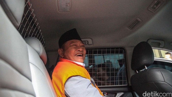 Tawa Bupati Nonaktif Sidoarjo di Mobil Tahanan Tersangka Bupati nonaktif Sidoarjo, Jawa Timur, Saiful Illah kembali diperiksa penyidik KPK. Dia sempat terlihat tertawa saat dibawa dengan mobil tahanan.
