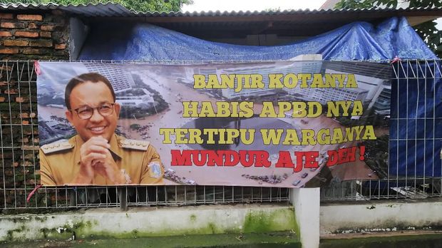 Spanduk sindiran ke Anies Baswedan soal banjir