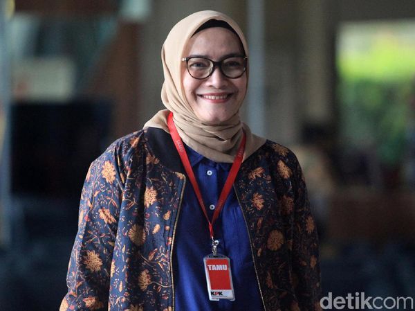 Senyum Komisioner KPU Evi Novida Saat Akan Diperiksa KPK