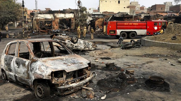 Bentrokan terjadi imbas aksi menentang UU Kewarganegaraan yang kontroversial di India. Akibatnya, sejumlah kendaraan hangus dibakar massa. Berikut penampakannya
