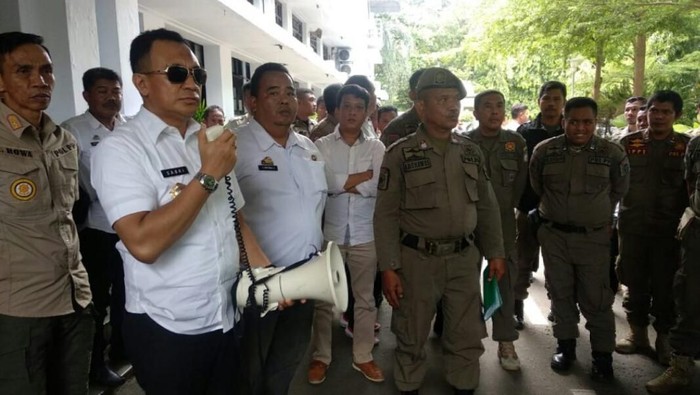 Puluhan anggota Satpol PP Makassar berunjuk rasa di kantor Balai Kota Makassar akibat tidak mendapat tunjangan tambahan penghasilan pegawai (TPP) selama beberapa bulan.