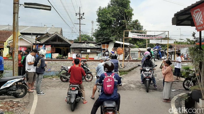 Dua pengendara motor yang berboncengan tewas tertabrak KA Malioboro di perlintasan tanpa palang pintu di Jalan Kolonel Sugiono, Kota Malang. Jenazah korban dievakuasi ke Rumah Sakit dr Saiful Anwar (RSSA).