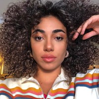 Video wanita asal Turki ini viral setelah ia berbagi di media sosial saat berseluncur salju hanya dengan handuk di Resor Ski Katarlkaya, Turki. Foto: Instagram