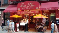 Dan Nico ini merupakan restoran pizza terbaik di Little Italy yang sudah ada sejak dulu. Restoran dengan warna merah cerah ini disebut menjadi tempat bertemunya para petinggi organisasi mafia. Foto: Instagram/Ist