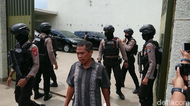 Tim KPK geledah rumah mertua Nurhadi di Tulungagung.