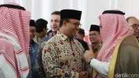 Anies tampak berbincang santai dengan para tamu undangan.