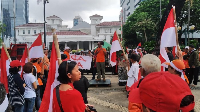 Massa aksi protes revitalisasi Monas-TIM dan banjir Jakarta di depan Balai Kota DKI
