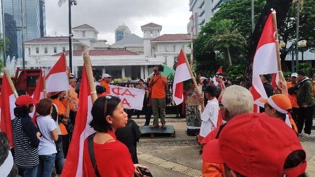 Massa aksi protes revitalisasi Monas-TIM dan banjir Jakarta di depan Balai Kota DKI