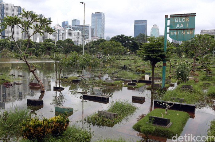 TPU Karet Bivak Masih Terendam Banjir Banjir masih rendam sejumlah wilayah di Jakarta. Salah satunya kawasan TPU Karet Bivak, Jakarta Pusat. Berikut foto-fotonya.