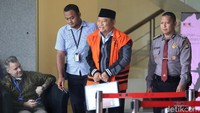 KPK memeriksa Saiful Ilah sebagai tersangka dalam kasus dugaan suap pengadaan empat proyek infrastruktur di Dinas PUPR Kabupaten Sidoarjo.