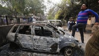 Sejumlah kendaraan yang terparkir di kawasan New Delhi, India, pun menjadi korban pembakaran imbas bentrokan tersebut. AP Photo/Rajesh Kumar Singh.