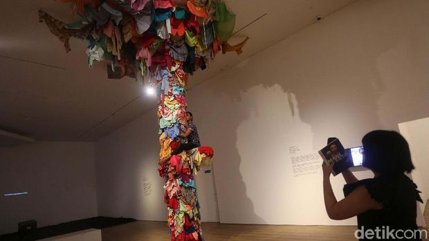 Seniman performans Indonesia, Melati Suryodarmo, akan gelar pameran tunggal pertamanya di Museum MACAN Jakarta. Pameran bertajuk 'Why Let the Chicken Run?'.