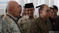Ia juga sesekali tersebut ke arah wartawan.