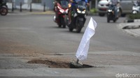 Lubang yang cukup lebar cukup membahayakan pengendara yang melintas.