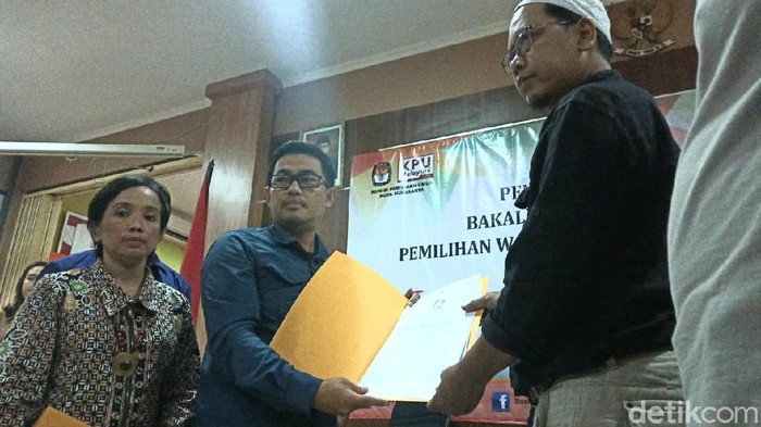 Penyerahan berita acara pengecekan dan penghitungan berkas dukungan pasangan Abah Ali-Gus Amak (Alam) untuk Pilkada Solo, Rabu (26/2/2020)