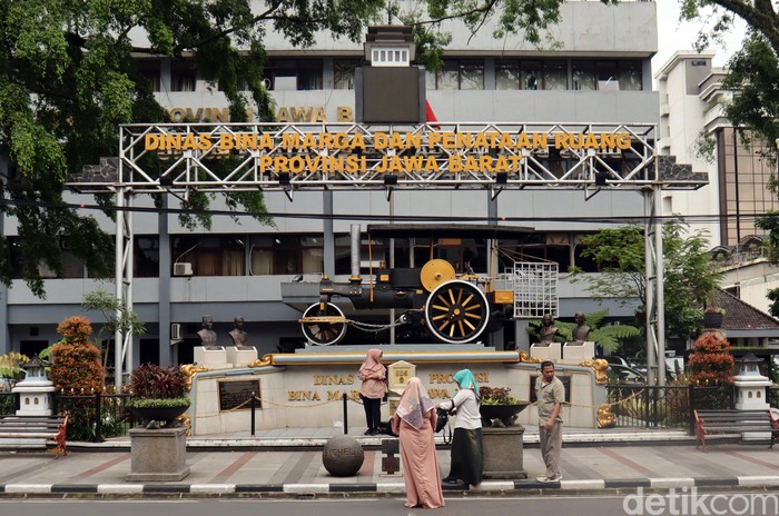 Tugu Titik Nol Kilometer Kota Bandung Tugu titik nol kilometer di Kota Bandung tak hanya jadi spot wisata populer. Tugu titik nol kilometer juga menjadi saksi sejarah perkembangan Kota Kembang itu.