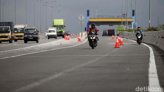 Pemotor diperbolehkan melintas di jalan tol lingkar luar timur, Cilincing, Jakarta Utara. Hal ini karena sebagian ruas jalan Cakung Cilincing Raya terendam banjir.