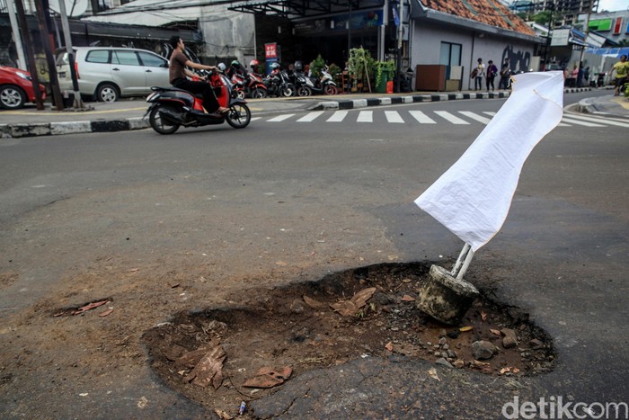 Di kawasan simpangan lima Jalan Wahid Hasyim Kebon Sirih, Jakarta Pusat, terdapat jalan berlubang yang cukup dalam.