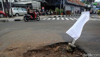 Begini penampakan jalan berlubang di persimpangan Wahid Hasyim.