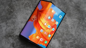 Mate Xs menjalankan menggunakan EMUI 10 berbasis Android 10 tanpa Google Mobile Services (GMS). Sebagai gantinya diberikan Huawei Mobile Service (HMS). Foto: Sina Mobile