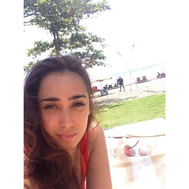 Alex memang suka hal-hal yang natural. Selain menumbuhkan bulu ketiak, ia pun tak memakai deodoran. Ibu satu anak itu pun lebih suka tampil dengan wajah polos tanpa makeup.  Foto: dok. Instagram