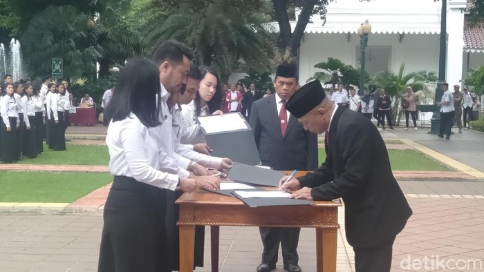 Sekda DKI Saefullah dalam pelantikan 3.039 pegawai negeri sipil (PNS) baru