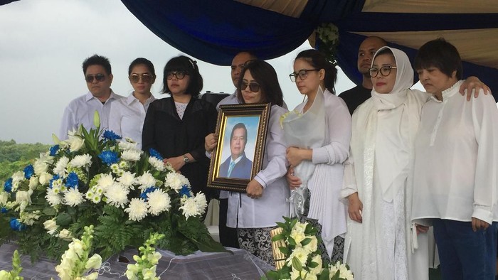 Prosesi pemakaman Ventje Rumangkang di San Diego Hills, Karawang
