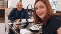 Terlihat saat berada di panggung sebuah acara, keduanya tampak saling sapa tanpa rasa canggung sedikit pun. Momennya pun juga dibagikan oleh Al Ghazali melalui instagram pribadinya. Foto: Instagram @maiaestiantyreal