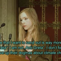 Aku tidak ingin orang-orang berhenti percaya dengan perubahan iklim yang dibuat manusia. (Tapi) apakah emisi CO2 yang dibuat manusia bisa berimbas kepada iklim? Aku pikir itu konyol untuk dipercayai, ungkapnya. Foto: Facebook/YouTube Naomi Seibt