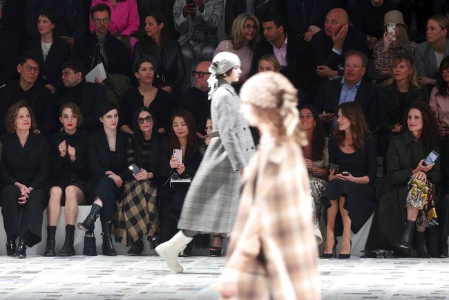 Pemandangan front-row di fashion show Dior Fall 2020. Tampak aktris Sigourney Weaver, Rachel Brosnahan, Demi Moore, mantan Ibu Negara Prancis Carla Bruni dan aktris Andie MacDowell. (Foto: AP Photo)