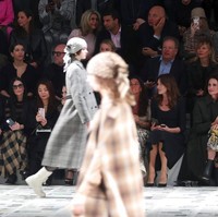 Pemandangan front-row di fashion show Dior Fall 2020. Tampak aktris Sigourney Weaver, Rachel Brosnahan, Demi Moore, mantan Ibu Negara Prancis Carla Bruni dan aktris Andie MacDowell. (Foto: AP Photo)