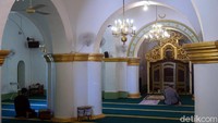 Salah satu komponen pembuatan masjid adalah putih telur. Putih telur digunakan sebagai perekat bangunan. Interior di dalam masjid masih terjaga asli sampai sekarang. (Wahyu Setyo/detikTravel)