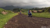 Panorama semakin indah dengan Gunung Penanggungan sebagai latar belakangnya.