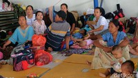 Pantauan di lokasi, pengungsi didominasi perempuan bayi dan anak kecil.