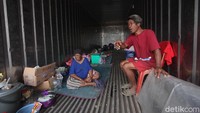 Sebab satu peti kemas tersebut sangat panjang dan mampu mengisi beberapa KK pengungsi.