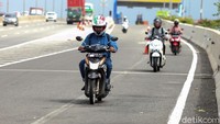 Sejumlah pemotor melintas di jalan tol lingkar luar timur, Cilincing, Jakarta Utara, Rabu (26/2/2020).
